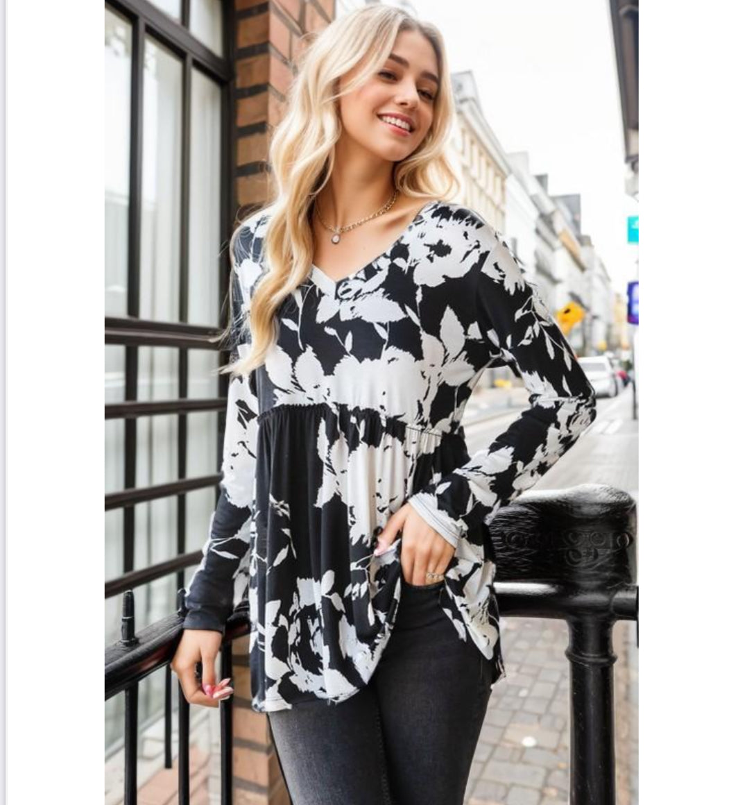 ✨CYBER MONDAY✨ Black and white floral babydoll top Reg & Plus Size
