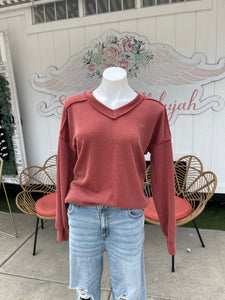 Reg & Plus size rust ribbed vneck top