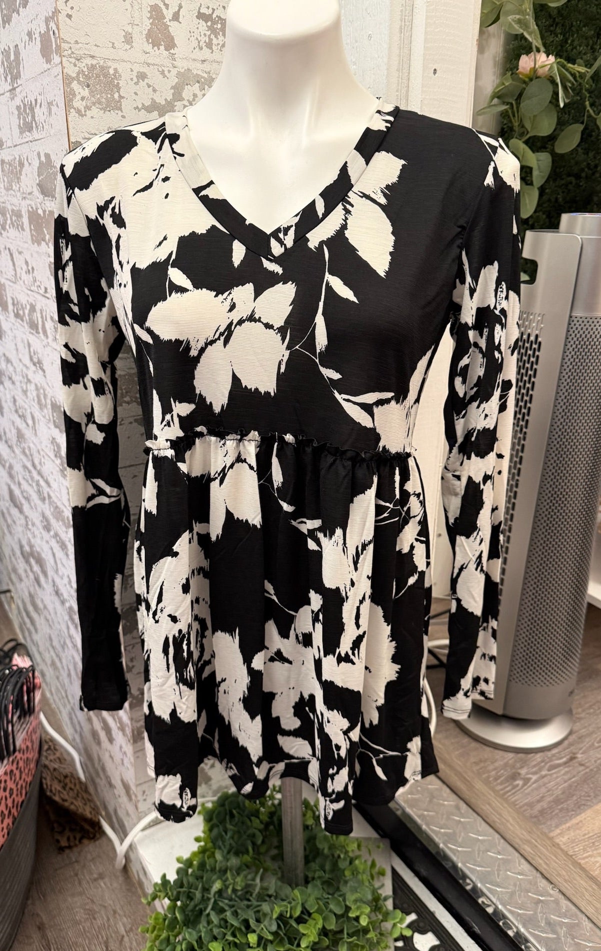 ✨CYBER MONDAY✨ Black and white floral babydoll top Reg & Plus Size