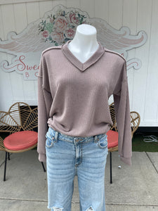 Taupe / Coco ribbed vneck top